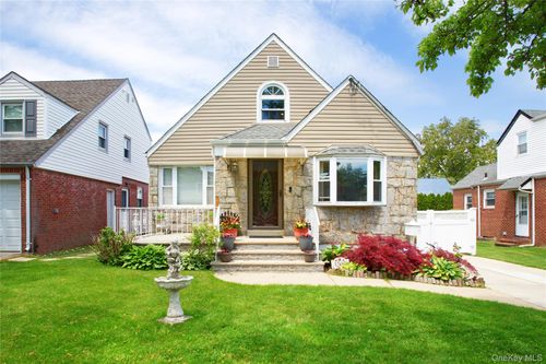 1507 Lowell Ave, New Hyde Park, NY, 11040-4317 | Card Image