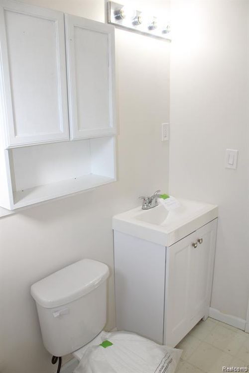 3922 Herrick St, Flint, MI, 48532-5281 | Card Image