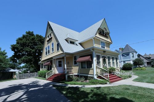 121 Grace St, Sharon, WI, 53585-9624 | Card Image
