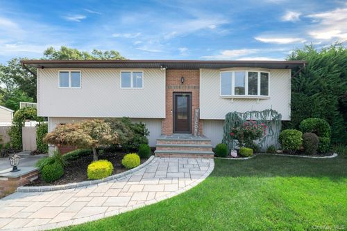 9 Urban Drive, Brookhaven, NY, 11784 | Card Image