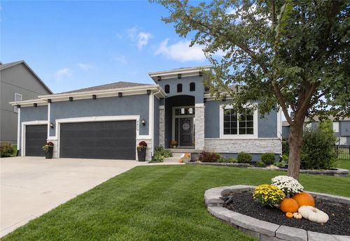 4410 Sw Amethyst Dr, Lee's Summit, MO, 64082-5101 | Card Image