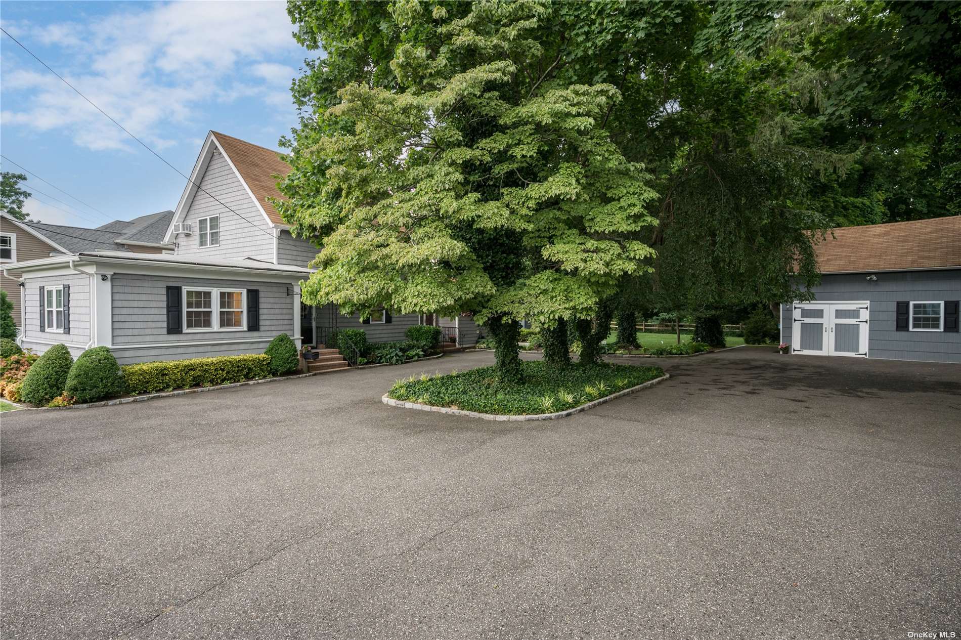 Melville Rd, Farmingdale, NY 11735