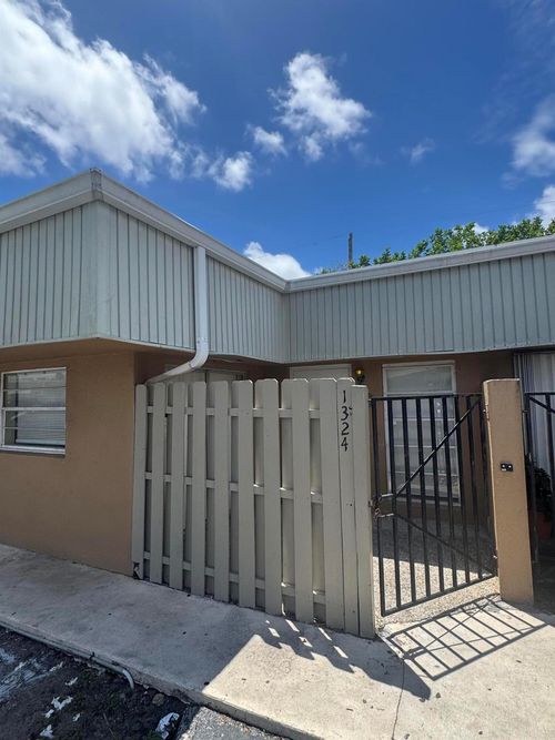 c4-1324 Gateway Dr, Lantana, FL, 33462-1425 | Card Image