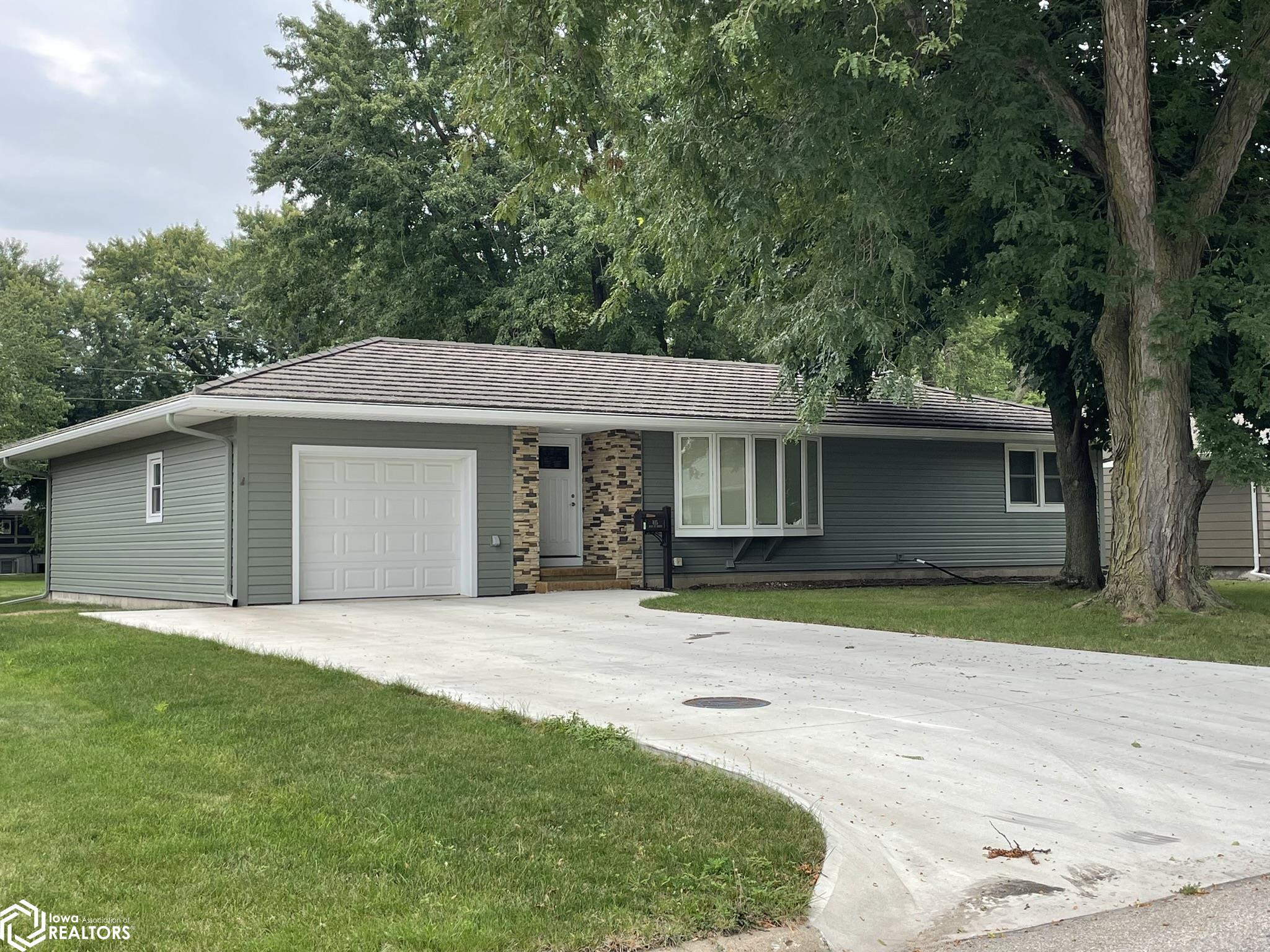 10th St, Humboldt, IA 50548