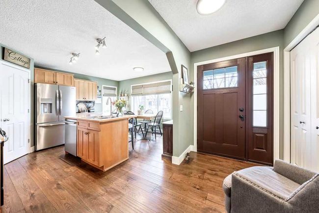 245 Inverness Park Se, Home with 3 bedrooms, 2 bathrooms and 2 parking in Calgary AB | Image 3