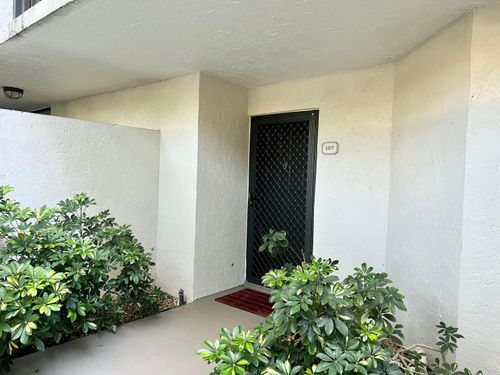 d107-2025 Lavers Cir, Delray Beach, FL, 33444-7669 | Card Image