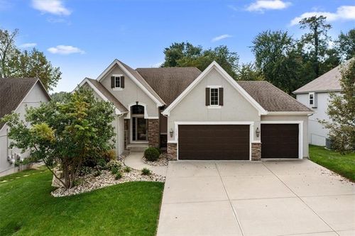 1317 Ne Kenwood Dr, Lee's Summit, MO, 64064-3219 | Card Image