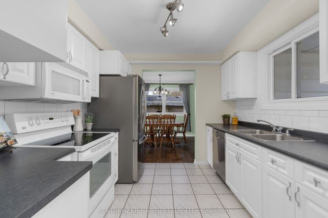 3763 Whitecap Dr, House other with 3 bedrooms, 2 bathrooms and 5 parking in Innisfil ON | Image 11