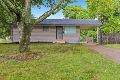 Ranch-style home with a front lawn | Image 1