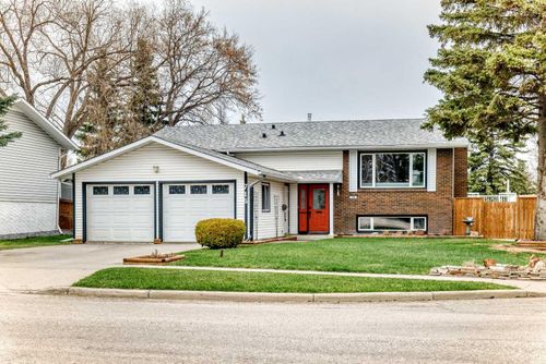 716 Queensland Dr Se, Calgary, AB, T2J4S9 | Card Image