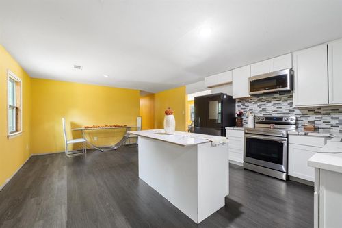 220 Hicks Loop W, Cleveland, TX, 77328-3144 | Card Image