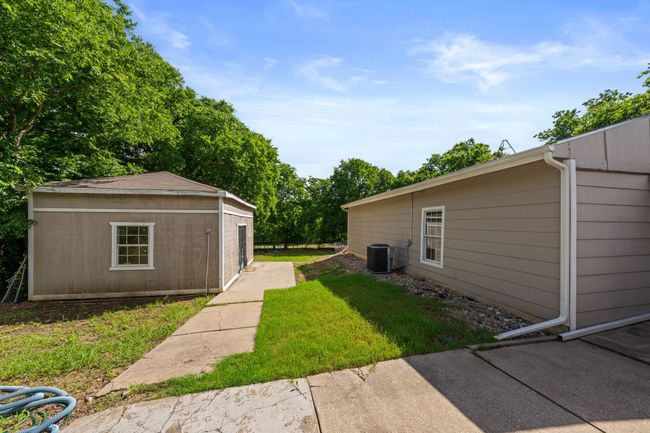 View of green lawn with central AC | Image 27