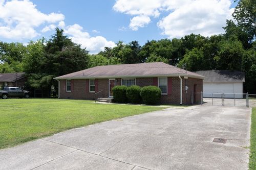 121 Bostring Dr, Hendersonville, TN, 37075-2902 | Card Image
