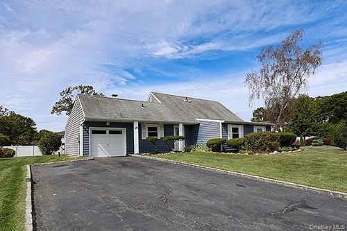 36 Torrey Pine Ln, Medford, NY, 11763-4213 | Card Image