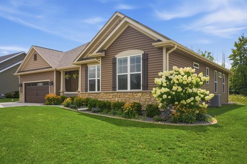 335 Deer Meadow Dr, Fredonia, WI, 53021-9372 | Card Image