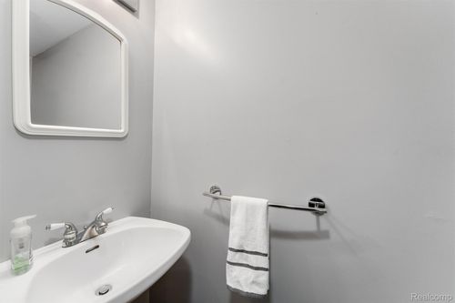 388 Huntington Ct, Rochester Hills, MI, 48307-3439 | Card Image