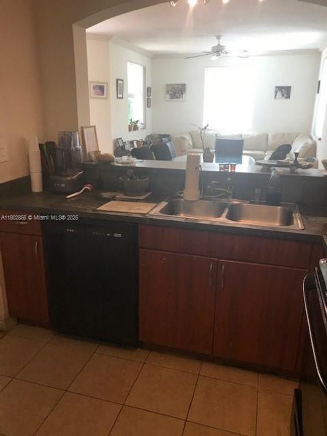 APT-12 - 9172 Collins Ave, Condo with 3 bedrooms, 2 bathrooms and null parking in Surfside FL | Image 12