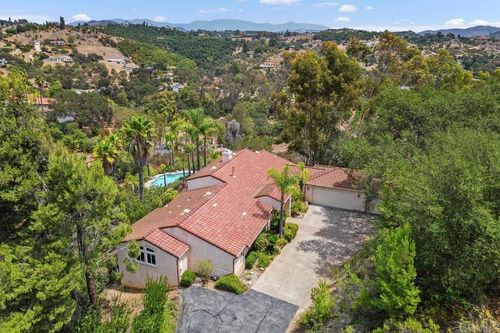 2718 Via Del Robles, Fallbrook, CA, 92028-9694 | Card Image