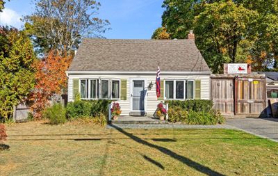 230 Laurel Road, House other with 3 bedrooms, 2 bathrooms and null parking in East Northport NY | Image 1