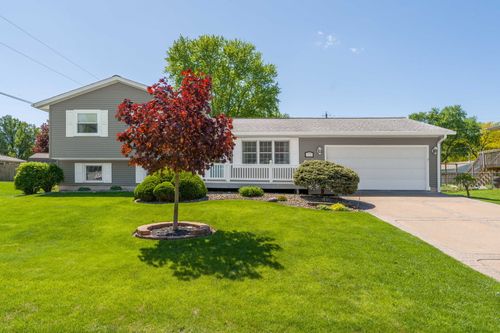 918 6th St, Hampton, IL, 61256-9692 | Card Image