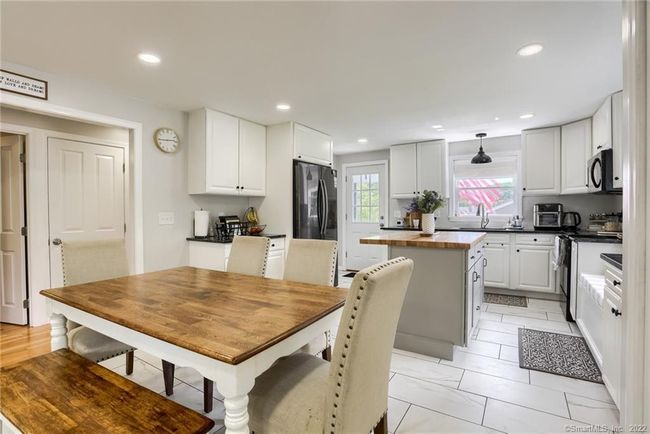Dining area between kitchen and living room | Image 15
