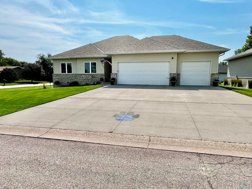 201 Lexington Ct, Elk Point, SD, 57025-2342 | Card Image
