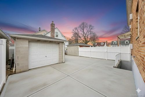 143 243rd St, Rosedale, NY, 11422-2310 | Card Image