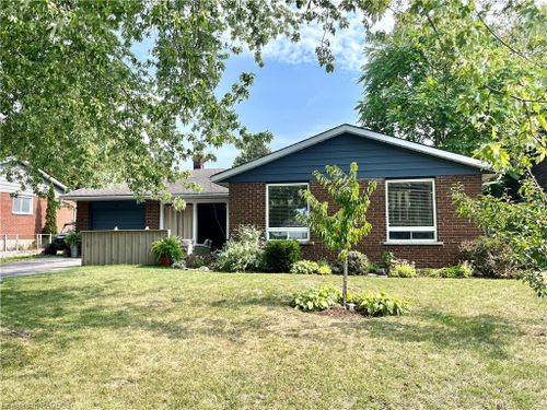 11 Penetangore Row S, Kincardine, ON, N2Z2N6 | Card Image