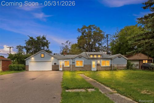 7268 Chalmers Ave, Warren, MI, 48091-3072 | Card Image