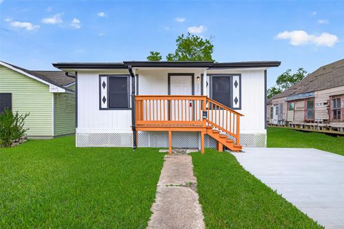 111 N 4th St, La Porte, TX, 77571-3417 | Card Image