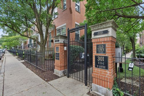 201-301A W Goethe St, Chicago, IL, 60610-1870 | Card Image