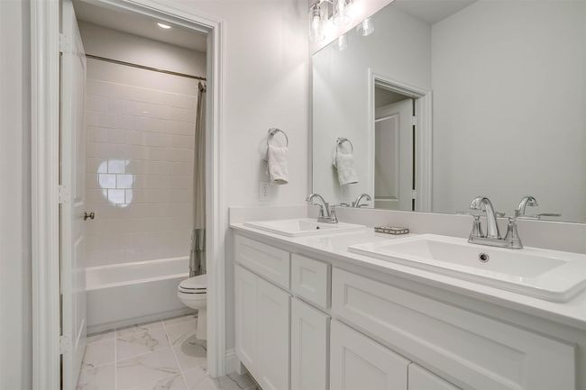 Shared bathroom upstairs | Image 32