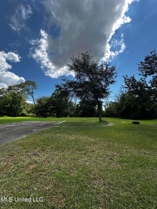 702 Saint Mary St, Pascagoula, MS, 39581-2163 | Card Image