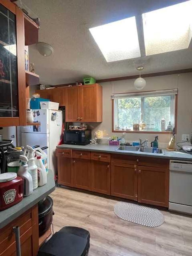 656 1 Street W, Home with 3 bedrooms, 2 bathrooms and 2 parking in Brooks AB | Image 2