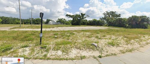 802 Beach Dr, Gulfport, MS, 39507 | Card Image