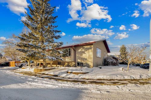 911 6 St Se, High River, AB, T1V1K3 | Card Image