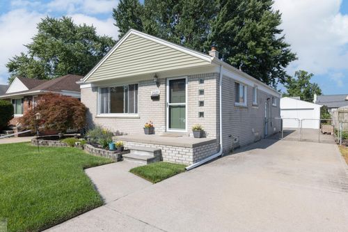 26221 Ursuline St, Saint Clair Shores, MI, 48081-3861 | Card Image