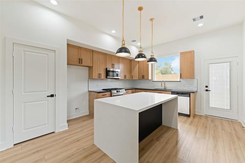 b-8048 Sunbury St, Houston, TX, 77028-4060 | Card Image