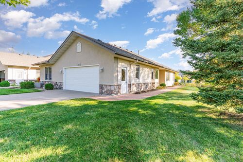 305 Fiddler Ct Se, New Prague, MN, 56071-6829 | Card Image