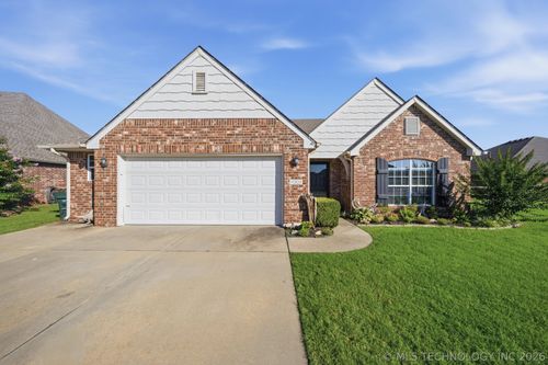 9001 N 156th East Pl, Owasso, OK, 74055-8542 | Card Image
