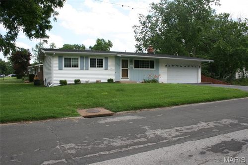 1060 Loveland Dr, Florissant, MO, 63031-4210 | Card Image