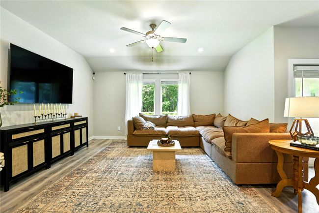621 Little Spring Ct, House other with 4 bedrooms, 2 bathrooms and 2 parking in Anahuac TX | Image 15