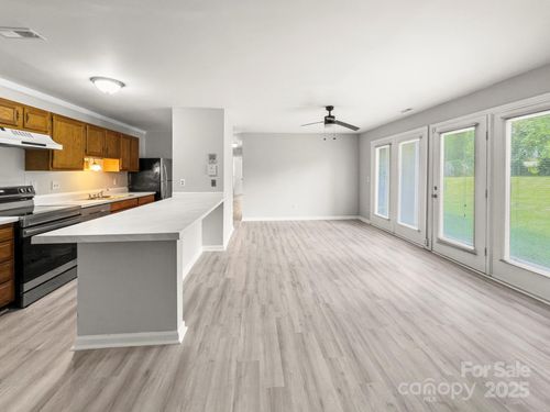 6131 Meadow Rose Ln, Charlotte, NC, 28215-5601 | Card Image