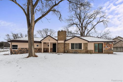 15500 Millar Rd, Clinton Township, MI, 48036-1615 | Card Image