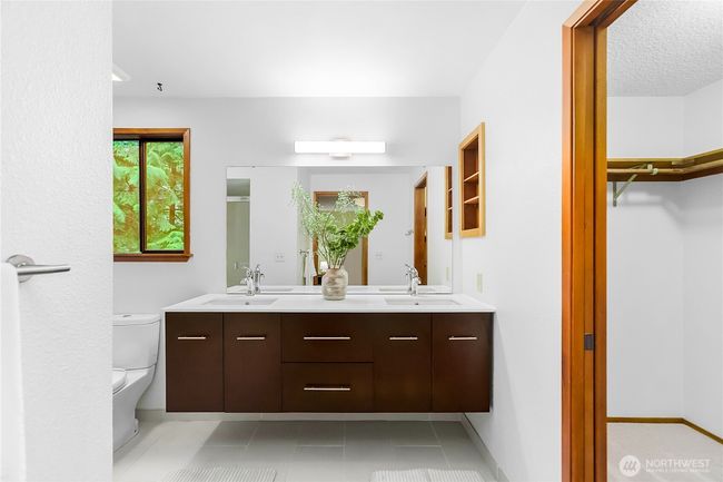 Primary bathroom and walk in closet | Image 20