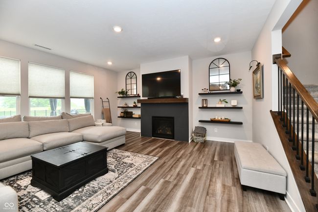 Living room - lots of natural light | Image 16