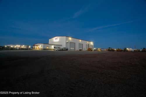 860 35th Ave E, Dickinson, ND, 58601-8007 | Card Image