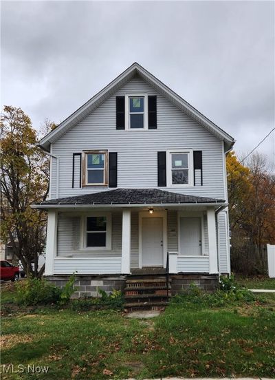 View of front facade with covered porch | Image 1