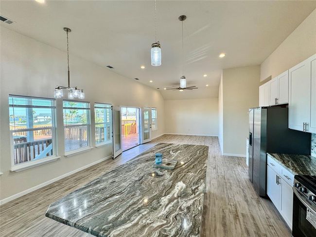 18 Edgewater St, House other with 3 bedrooms, 2 bathrooms and 2 parking in Hitchcock TX | Image 14
