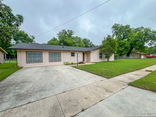 113 Lake Forrest Dr, Seguin, TX, 78155-3112 | Card Image